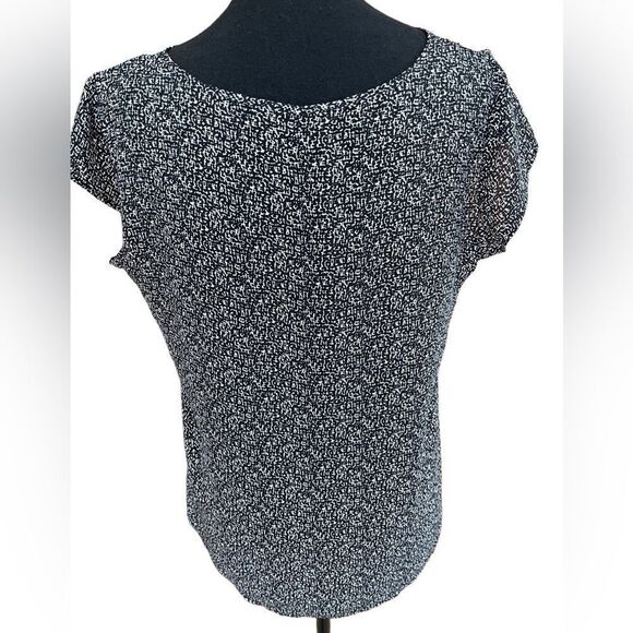 EXPRESS black/white pattern polyester blouse w/flutter sleeves, split neck, sz M - Picture 3 of 7